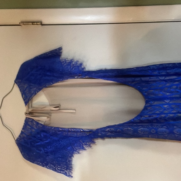 Royal blue lace dress with open back. - Picture 4 of 6